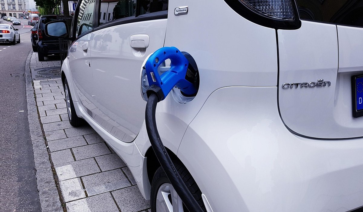 How to Extend Your Electric Car Battery Life in Winter