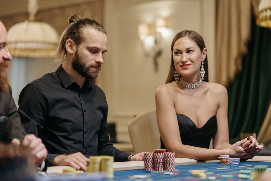 Online Slots vs Poker: Which Game Actually Pays Better?
